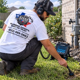 Finding the leak by Livas Contracting Services, Katy TX: Ground microphone and headphones, tracing a leak to its exact spot
